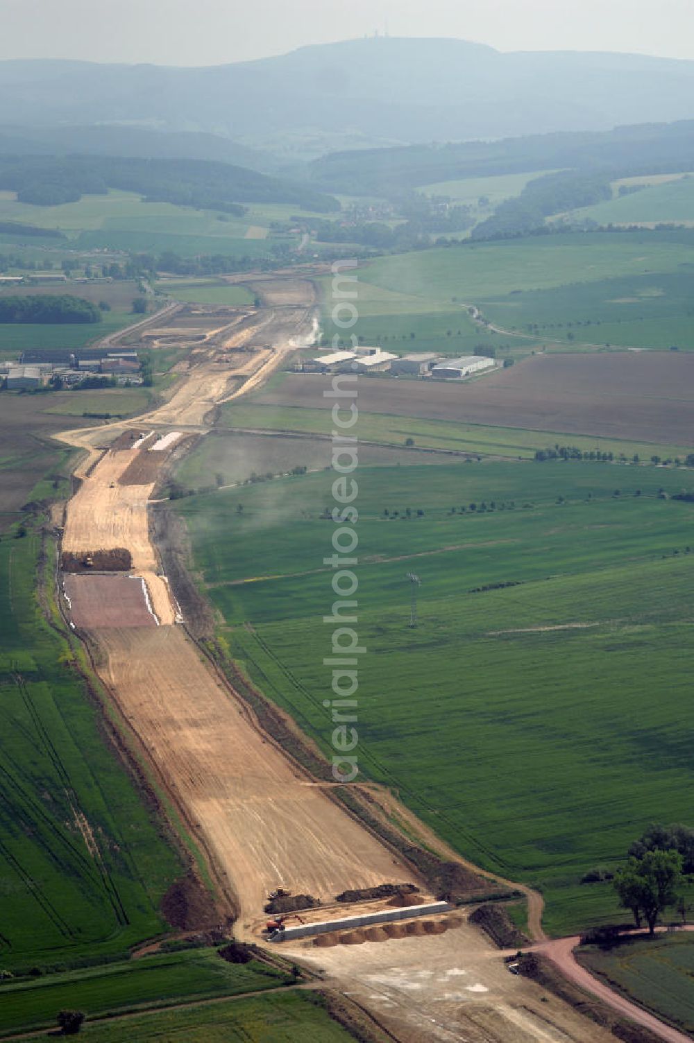 Eisenach - Kindel from the bird's eye view: Neubautrasse der BAB A 4 - Umfahrung Hörselberge in Thüringen bei Eisenach. Im September 2007 hat das Bieterkonsortium VINCI Concessions / Hochtief PPP (50/50) den Zuschlag für das A-Modell BAB A 4 Umfahrung Hörselberge (km 238,5 bis km 283,2) erhalten. Die bei diesem Projekt auf der Bauausführungsebene gegründete Arbeitsgemeinschaft wird von der EUROVIA Infra GmbH angeführt, des Weiteren sind hier die Unternehmen Hochtief, Strassing Limes und Rädlinger beteiligt. Durchgeführt werden die im Zuge dieses Projektes notwendigen Arbeiten unter an derem von den Mitarbeitern der Niederlassung Weimar der EUROVIA Verkehrsbau Union sowie der Niederlassungen Abbruch und Erdbau, Betonstraßenbau, Ingenieurbau und TECO Schallschutz der EUROVIA Beton. DEGES