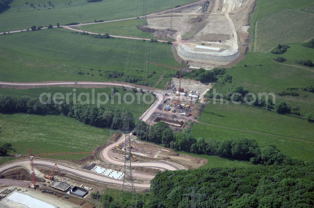 Aerial image Eisenach - Kindel - Neubautrasse der BAB A 4 - Umfahrung Hörselberge in Thüringen bei Eisenach. Im September 2007 hat das Bieterkonsortium VINCI Concessions / Hochtief PPP (50/50) den Zuschlag für das A-Modell BAB A 4 Umfahrung Hörselberge (km 238,5 bis km 283,2) erhalten. Die bei diesem Projekt auf der Bauausführungsebene gegründete Arbeitsgemeinschaft wird von der EUROVIA Infra GmbH angeführt, des Weiteren sind hier die Unternehmen Hochtief, Strassing Limes und Rädlinger beteiligt. Durchgeführt werden die im Zuge dieses Projektes notwendigen Arbeiten unter an derem von den Mitarbeitern der Niederlassung Weimar der EUROVIA Verkehrsbau Union sowie der Niederlassungen Abbruch und Erdbau, Betonstraßenbau, Ingenieurbau und TECO Schallschutz der EUROVIA Beton. DEGES