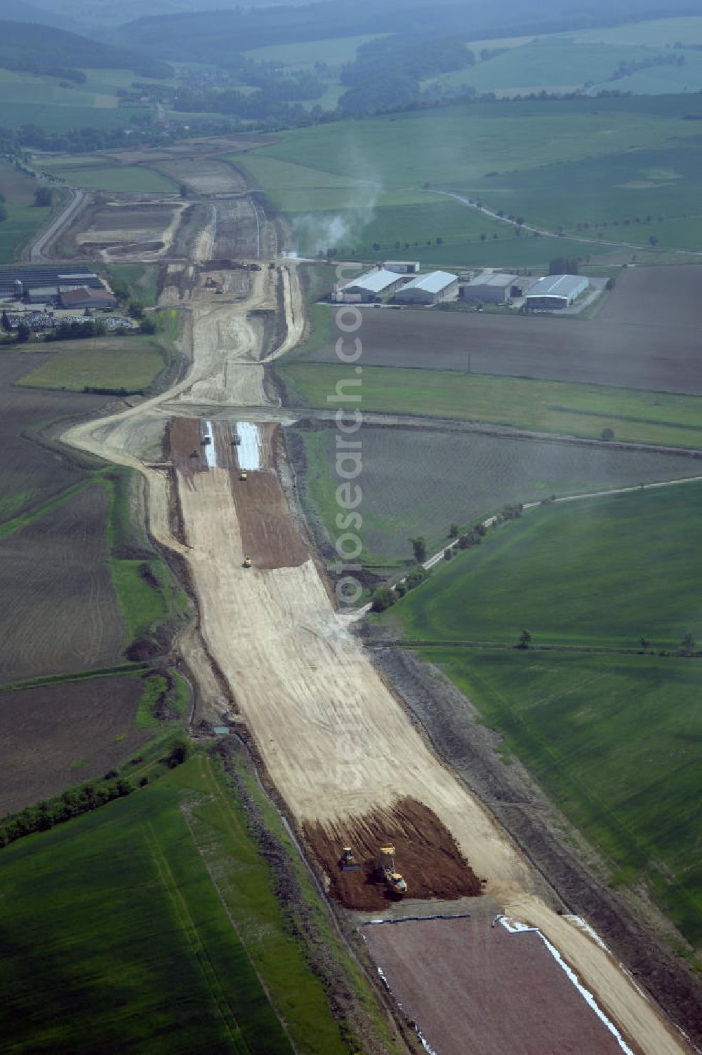 Eisenach - Kindel from above - Neubautrasse der BAB A 4 - Umfahrung Hörselberge in Thüringen bei Eisenach. Im September 2007 hat das Bieterkonsortium VINCI Concessions / Hochtief PPP (50/50) den Zuschlag für das A-Modell BAB A 4 Umfahrung Hörselberge (km 238,5 bis km 283,2) erhalten. Die bei diesem Projekt auf der Bauausführungsebene gegründete Arbeitsgemeinschaft wird von der EUROVIA Infra GmbH angeführt, des Weiteren sind hier die Unternehmen Hochtief, Strassing Limes und Rädlinger beteiligt. Durchgeführt werden die im Zuge dieses Projektes notwendigen Arbeiten unter an derem von den Mitarbeitern der Niederlassung Weimar der EUROVIA Verkehrsbau Union sowie der Niederlassungen Abbruch und Erdbau, Betonstraßenbau, Ingenieurbau und TECO Schallschutz der EUROVIA Beton. DEGES