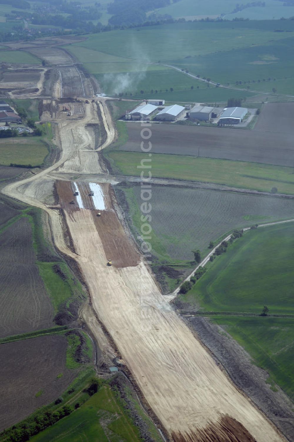 Eisenach - Kindel from the bird's eye view: Neubautrasse der BAB A 4 - Umfahrung Hörselberge in Thüringen bei Eisenach. Im September 2007 hat das Bieterkonsortium VINCI Concessions / Hochtief PPP (50/50) den Zuschlag für das A-Modell BAB A 4 Umfahrung Hörselberge (km 238,5 bis km 283,2) erhalten. Die bei diesem Projekt auf der Bauausführungsebene gegründete Arbeitsgemeinschaft wird von der EUROVIA Infra GmbH angeführt, des Weiteren sind hier die Unternehmen Hochtief, Strassing Limes und Rädlinger beteiligt. Durchgeführt werden die im Zuge dieses Projektes notwendigen Arbeiten unter an derem von den Mitarbeitern der Niederlassung Weimar der EUROVIA Verkehrsbau Union sowie der Niederlassungen Abbruch und Erdbau, Betonstraßenbau, Ingenieurbau und TECO Schallschutz der EUROVIA Beton. DEGES