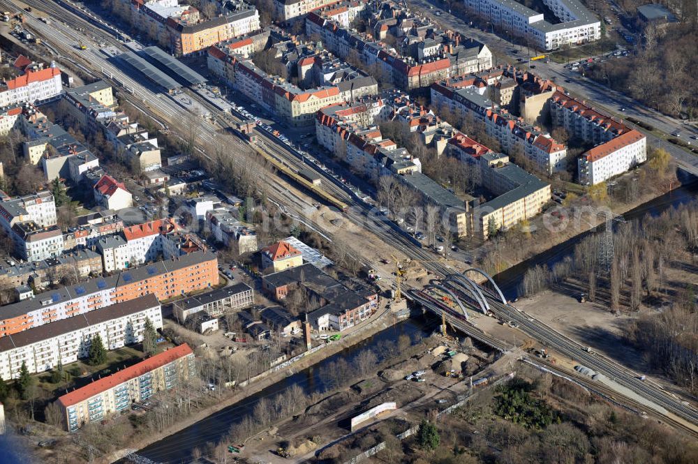 Aerial photograph Berlin-Baumschulenweg - Blick auf den fast fertig umgebauten Bereich des S-Bahnhof Berlin-Baumschulenweg an der Glanzstraße / Stotmstraße. Der Um- und Ausbau ist ein Projekt der EUROVIA Infra GmbH. View onto the construction area at the city railway station in Treptow-Köpenick.