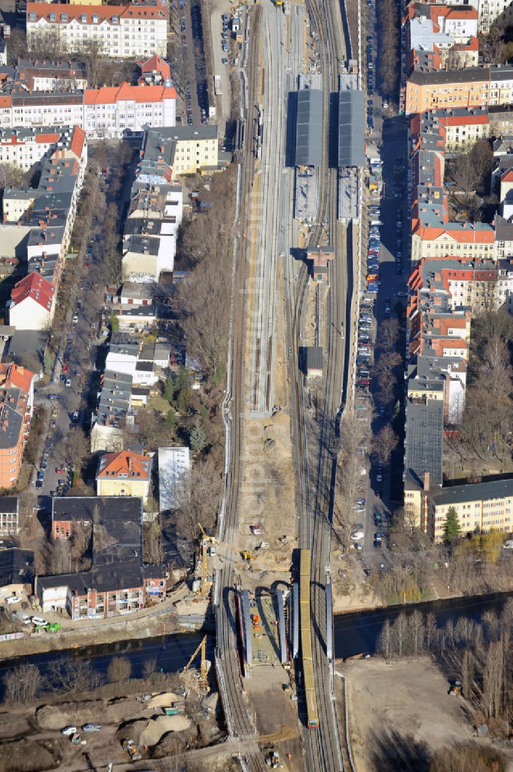 Berlin-Baumschulenweg from the bird's eye view: Blick auf den fast fertig umgebauten Bereich des S-Bahnhof Berlin-Baumschulenweg an der Glanzstraße / Stotmstraße. Der Um- und Ausbau ist ein Projekt der EUROVIA Infra GmbH. View onto the construction area at the city railway station in Treptow-Köpenick.