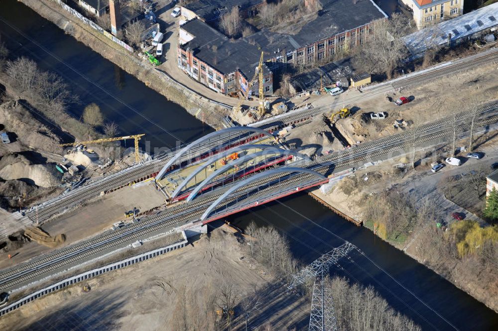 Aerial image Berlin-Baumschulenweg - Blick auf den fast fertig umgebauten S-Bahnbrücke über den Kanal zwischen der Glanzstraße / Kiefholzstraße östlich des S-Bahnhof Berlin-Baumschulenweg. Der Um- und Neubau der Brücke ist ein Projekt der EUROVIA Infra GmbH. View onto the construction area at the city railway station in Treptow-Köpenick.