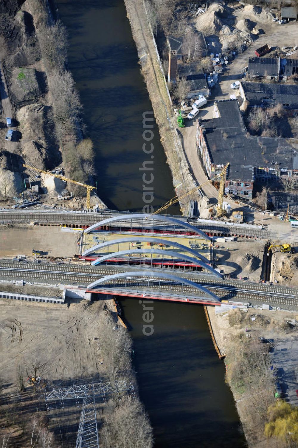 Berlin-Baumschulenweg from above - Blick auf den fast fertig umgebauten S-Bahnbrücke über den Kanal zwischen der Glanzstraße / Kiefholzstraße östlich des S-Bahnhof Berlin-Baumschulenweg. Der Um- und Neubau der Brücke ist ein Projekt der EUROVIA Infra GmbH. View onto the construction area at the city railway station in Treptow-Köpenick.