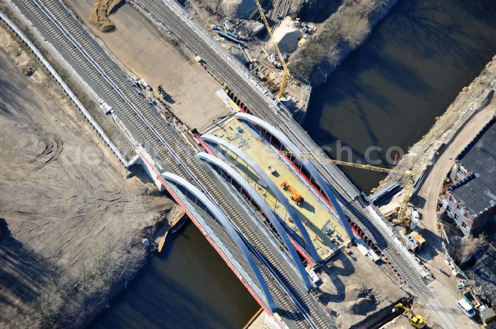 Berlin-Baumschulenweg from the bird's eye view: Blick auf den fast fertig umgebauten S-Bahnbrücke über den Kanal zwischen der Glanzstraße / Kiefholzstraße östlich des S-Bahnhof Berlin-Baumschulenweg. Der Um- und Neubau der Brücke ist ein Projekt der EUROVIA Infra GmbH. View onto the construction area at the city railway station in Treptow-Köpenick.