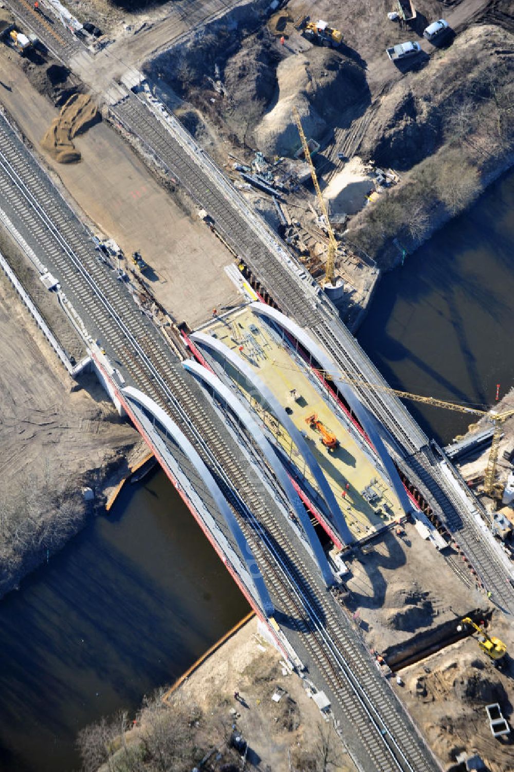 Aerial image Berlin-Baumschulenweg - Blick auf den fast fertig umgebauten S-Bahnbrücke über den Kanal zwischen der Glanzstraße / Kiefholzstraße östlich des S-Bahnhof Berlin-Baumschulenweg. Der Um- und Neubau der Brücke ist ein Projekt der EUROVIA Infra GmbH. View onto the construction area at the city railway station in Treptow-Köpenick.