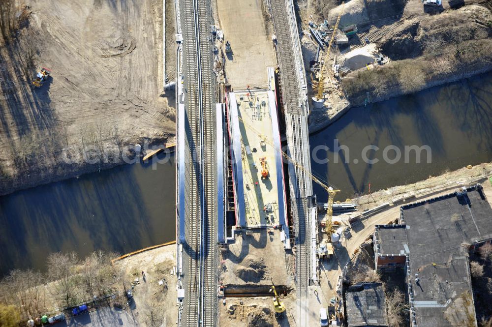 Aerial photograph Berlin-Baumschulenweg - Blick auf den fast fertig umgebauten S-Bahnbrücke über den Kanal zwischen der Glanzstraße / Kiefholzstraße östlich des S-Bahnhof Berlin-Baumschulenweg. Der Um- und Neubau der Brücke ist ein Projekt der EUROVIA Infra GmbH. View onto the construction area at the city railway station in Treptow-Köpenick.