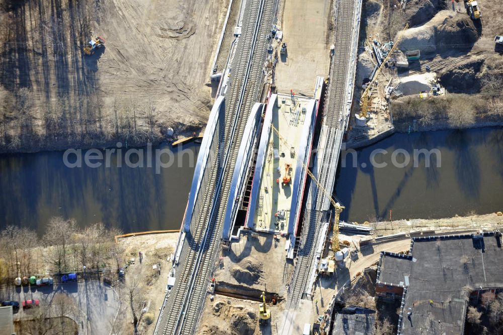 Berlin-Baumschulenweg from above - Blick auf den fast fertig umgebauten S-Bahnbrücke über den Kanal zwischen der Glanzstraße / Kiefholzstraße östlich des S-Bahnhof Berlin-Baumschulenweg. Der Um- und Neubau der Brücke ist ein Projekt der EUROVIA Infra GmbH. View onto the construction area at the city railway station in Treptow-Köpenick.