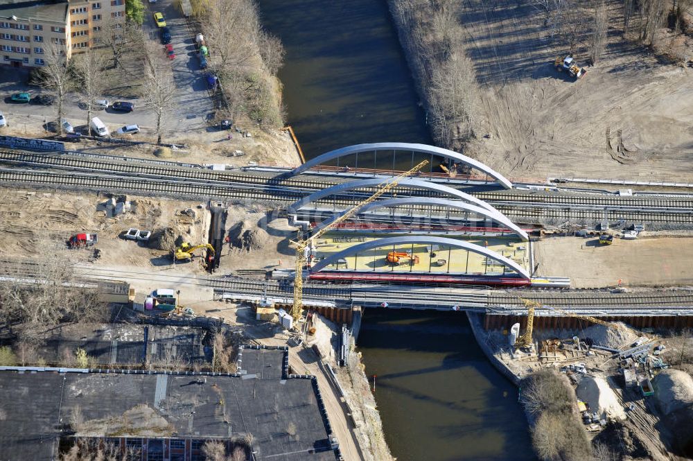 Berlin-Baumschulenweg from the bird's eye view: Blick auf den fast fertig umgebauten S-Bahnbrücke über den Kanal zwischen der Glanzstraße / Kiefholzstraße östlich des S-Bahnhof Berlin-Baumschulenweg. Der Um- und Neubau der Brücke ist ein Projekt der EUROVIA Infra GmbH. View onto the construction area at the city railway station in Treptow-Köpenick.