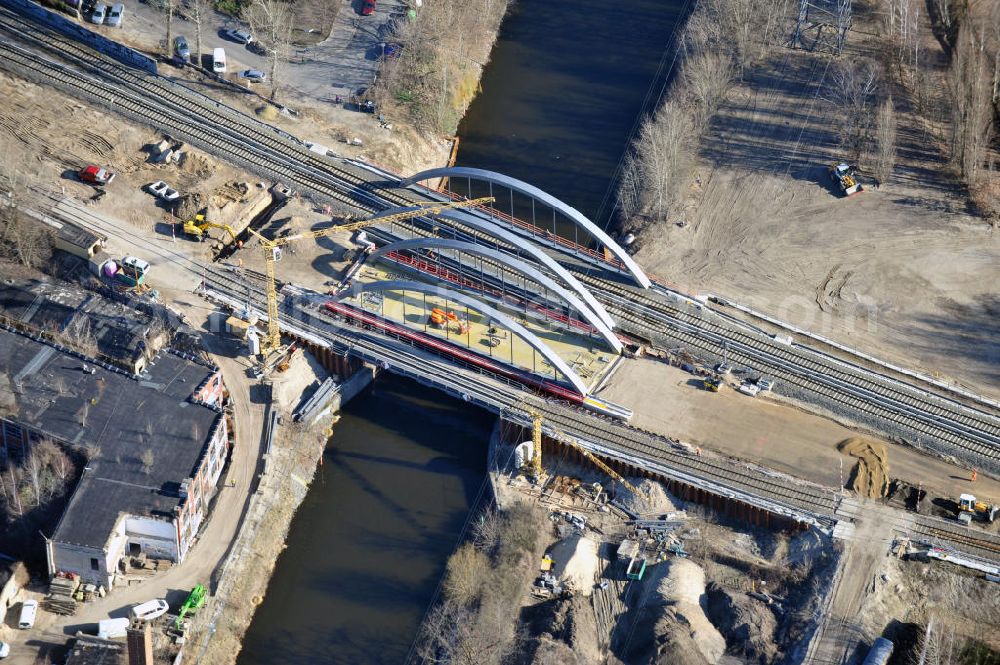 Aerial image Berlin-Baumschulenweg - Blick auf den fast fertig umgebauten S-Bahnbrücke über den Kanal zwischen der Glanzstraße / Kiefholzstraße östlich des S-Bahnhof Berlin-Baumschulenweg. Der Um- und Neubau der Brücke ist ein Projekt der EUROVIA Infra GmbH. View onto the construction area at the city railway station in Treptow-Köpenick.