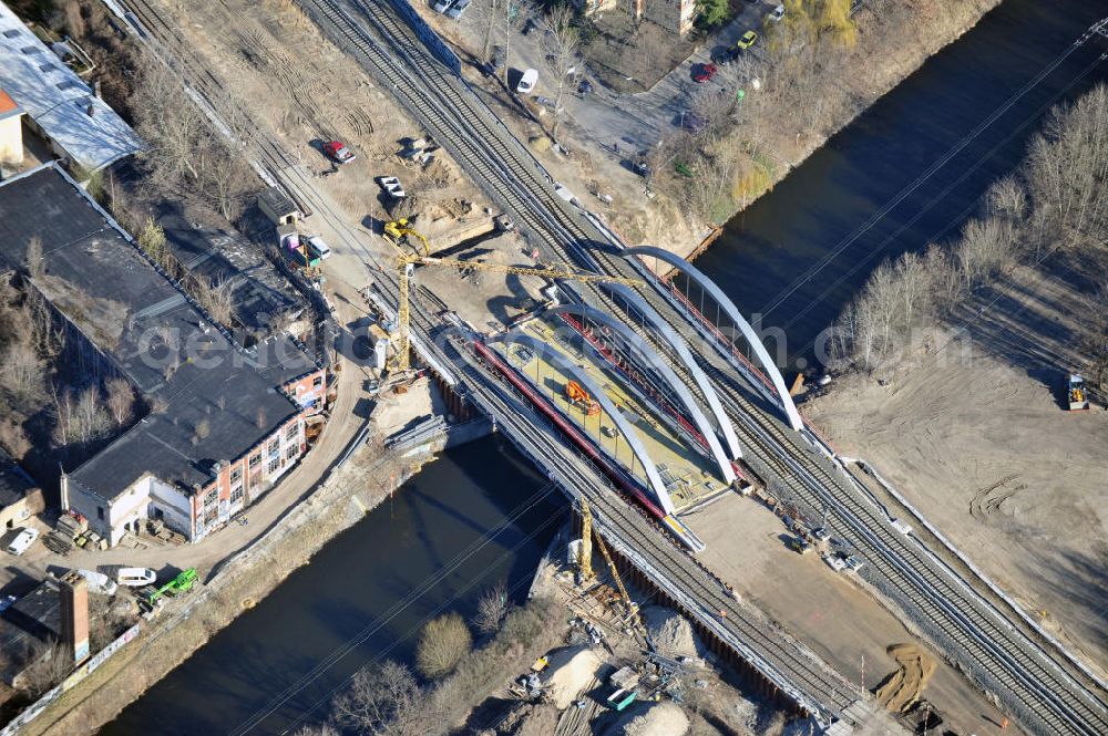 Aerial photograph Berlin-Baumschulenweg - Blick auf den fast fertig umgebauten S-Bahnbrücke über den Kanal zwischen der Glanzstraße / Kiefholzstraße östlich des S-Bahnhof Berlin-Baumschulenweg. Der Um- und Neubau der Brücke ist ein Projekt der EUROVIA Infra GmbH. View onto the construction area at the city railway station in Treptow-Köpenick.