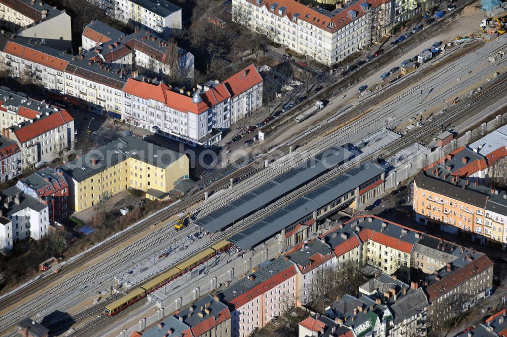 Aerial photograph Berlin-Baumschulenweg - Blick auf den fast fertig umgebauten Bereich des S-Bahnhof Berlin-Baumschulenweg an der Glanzstraße / Stotmstraße. Der Um- und Ausbau ist ein Projekt der EUROVIA Infra GmbH. View onto the construction area at the city railway station in Treptow-Köpenick.