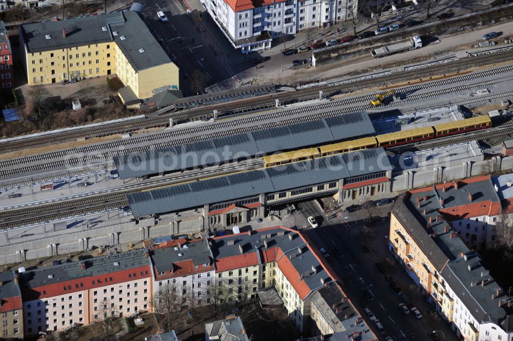 Aerial image Berlin-Baumschulenweg - Blick auf den fast fertig umgebauten Bereich des S-Bahnhof Berlin-Baumschulenweg an der Glanzstraße / Stotmstraße. Der Um- und Ausbau ist ein Projekt der EUROVIA Infra GmbH. View onto the construction area at the city railway station in Treptow-Köpenick.