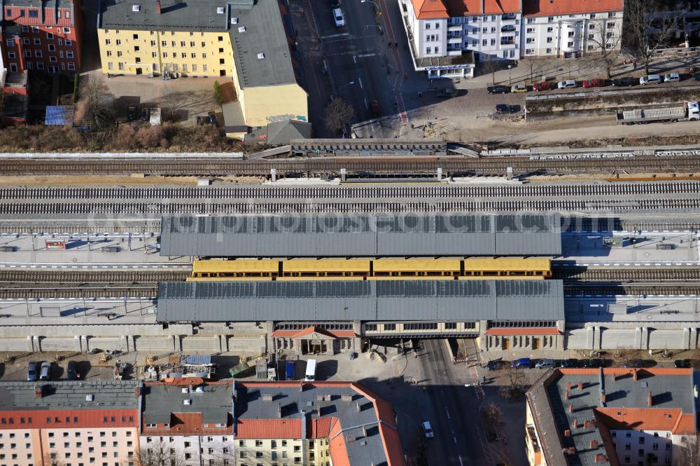 Aerial photograph Berlin-Baumschulenweg - Blick auf den fast fertig umgebauten Bereich des S-Bahnhof Berlin-Baumschulenweg an der Glanzstraße / Stotmstraße. Der Um- und Ausbau ist ein Projekt der EUROVIA Infra GmbH. View onto the construction area at the city railway station in Treptow-Köpenick.