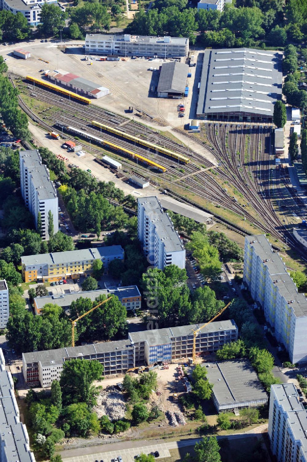 Aerial photograph Berlin Lichtenberg - Blick über die Baustelle des Wohnbauprojektes Eigentümergemeinschaft Elfriede-Tygör-Straße 1-3 auf die U-Bahn Betriebswerkstatt Franz-Mett-Straße der Berliner Verkehrsbetriebe / BVG in Friedrichsfelde. View over the new build project at the Elfriede-Tygör-Strasse 1-3 on to the workshop for the subway / metro / underground at the Franz-Mett-Strasse in Friedrichsfelde.