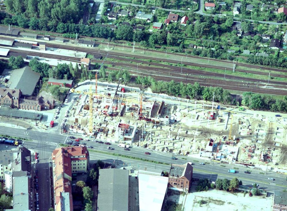 Aerial photograph Berlin - Schöneweide - Baustelle am Bahnhof Berlin - Schöneweide zur Errichtung eines KAUFLAND - Einkaufszentrums.