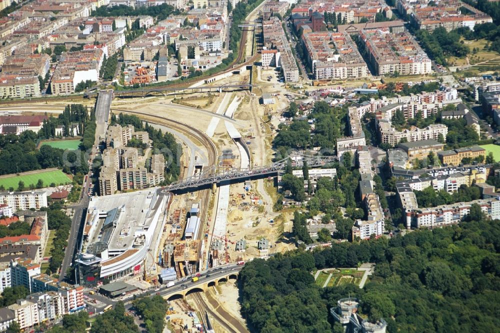 Berlin from above - Large-scale open is the site of the tunnel station Gesundbrunnen on the ring rail line in Berlin-Wedding. Located next to the construction site already opened the mall Gesundbrunnen-Center