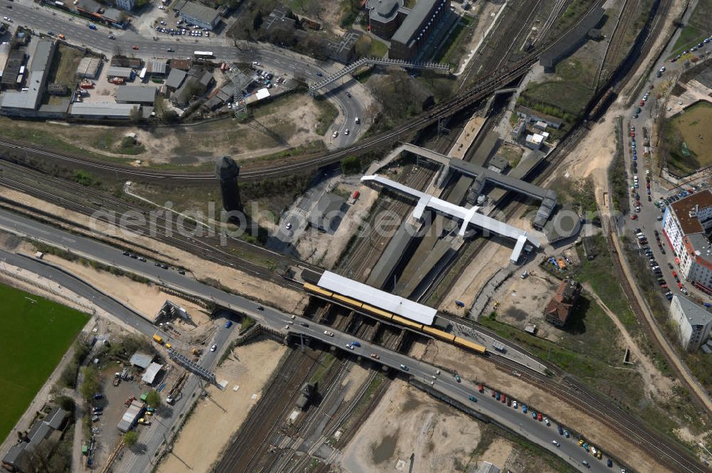 Aerial image Berlin - Blick auf den Umbau des S-Bahnhof Ostkreuz in der deutschen Hauptstadt Berlin. Schon zu Beginn des 20. Jahrhunderts gab es bereits Umbau-Pläne, auch 1937 und zu DDR-Zeiten, um den mit Treppen und Winkeln versehenen Bahnhof besser nutzbar zu machen. Letztlich scheute man die Komplexität und hohe Kosten und der Bahnhof blieb ohne wesentliche Veränderungen. Nun trägt er den Spitznamen Rostkreuz. Er steht teilweise unter Denkmalschutz, sodass für die vorgesehene Sanierung des Bahnhofskomplexes Kompromisse zum Erhalt der historischen Bausubstanz eingegangen werden müssen. Der Umbau kommt dennoch einem Neubau gleich, der aber bei laufendem Zugbetrieb durchgeführt werden soll und daher bis zu zehn Jahre in Anspruch nehmen wird. Zur Erweiterung des Bahnhofs ist die Errichtung einer 132 Meter langen, 79 Meter breiten und 15 Meter hohen Bahnhofshalle neben der Ringbahn vorgesehen, in der auch Züge der Regionalbahn halten sollen. Unter an derem werden dabei zehn Aufzüge und 17 Fahrtreppen errichtet.