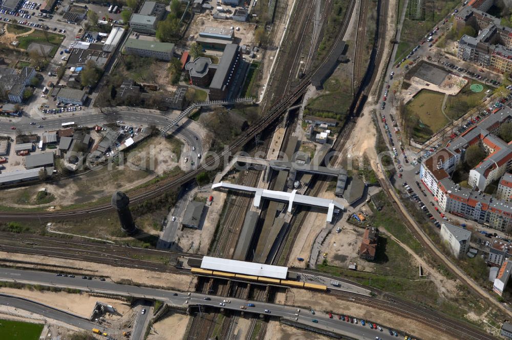 Aerial photograph Berlin - Blick auf den Umbau des S-Bahnhof Ostkreuz in der deutschen Hauptstadt Berlin. Schon zu Beginn des 20. Jahrhunderts gab es bereits Umbau-Pläne, auch 1937 und zu DDR-Zeiten, um den mit Treppen und Winkeln versehenen Bahnhof besser nutzbar zu machen. Letztlich scheute man die Komplexität und hohe Kosten und der Bahnhof blieb ohne wesentliche Veränderungen. Nun trägt er den Spitznamen Rostkreuz. Er steht teilweise unter Denkmalschutz, sodass für die vorgesehene Sanierung des Bahnhofskomplexes Kompromisse zum Erhalt der historischen Bausubstanz eingegangen werden müssen. Der Umbau kommt dennoch einem Neubau gleich, der aber bei laufendem Zugbetrieb durchgeführt werden soll und daher bis zu zehn Jahre in Anspruch nehmen wird. Zur Erweiterung des Bahnhofs ist die Errichtung einer 132 Meter langen, 79 Meter breiten und 15 Meter hohen Bahnhofshalle neben der Ringbahn vorgesehen, in der auch Züge der Regionalbahn halten sollen. Unter an derem werden dabei zehn Aufzüge und 17 Fahrtreppen errichtet.