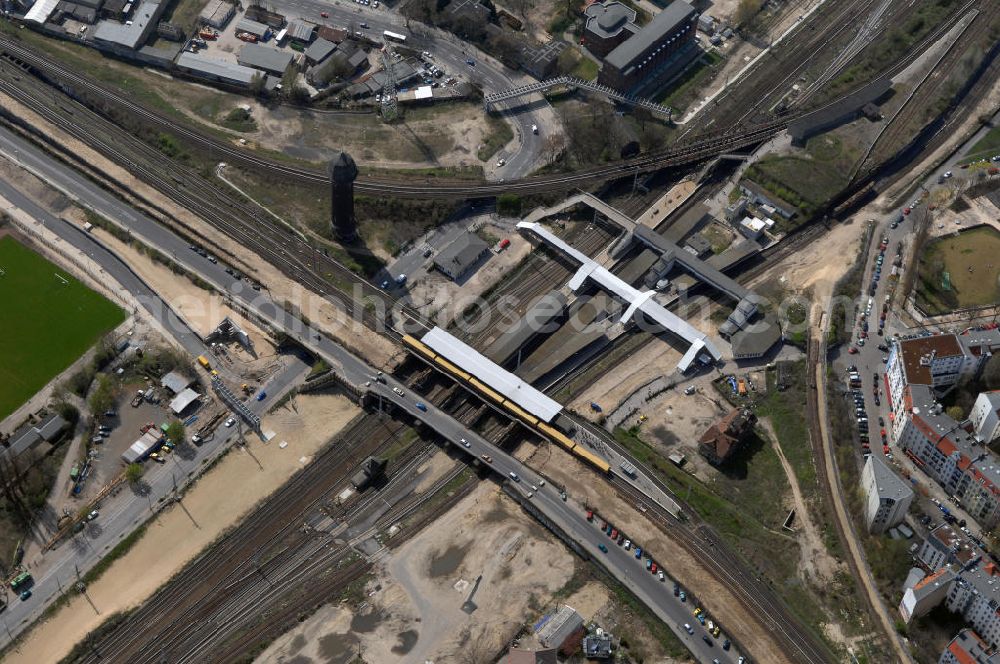 Berlin from above - Blick auf den Umbau des S-Bahnhof Ostkreuz in der deutschen Hauptstadt Berlin. Schon zu Beginn des 20. Jahrhunderts gab es bereits Umbau-Pläne, auch 1937 und zu DDR-Zeiten, um den mit Treppen und Winkeln versehenen Bahnhof besser nutzbar zu machen. Letztlich scheute man die Komplexität und hohe Kosten und der Bahnhof blieb ohne wesentliche Veränderungen. Nun trägt er den Spitznamen Rostkreuz. Er steht teilweise unter Denkmalschutz, sodass für die vorgesehene Sanierung des Bahnhofskomplexes Kompromisse zum Erhalt der historischen Bausubstanz eingegangen werden müssen. Der Umbau kommt dennoch einem Neubau gleich, der aber bei laufendem Zugbetrieb durchgeführt werden soll und daher bis zu zehn Jahre in Anspruch nehmen wird. Zur Erweiterung des Bahnhofs ist die Errichtung einer 132 Meter langen, 79 Meter breiten und 15 Meter hohen Bahnhofshalle neben der Ringbahn vorgesehen, in der auch Züge der Regionalbahn halten sollen. Unter an derem werden dabei zehn Aufzüge und 17 Fahrtreppen errichtet.