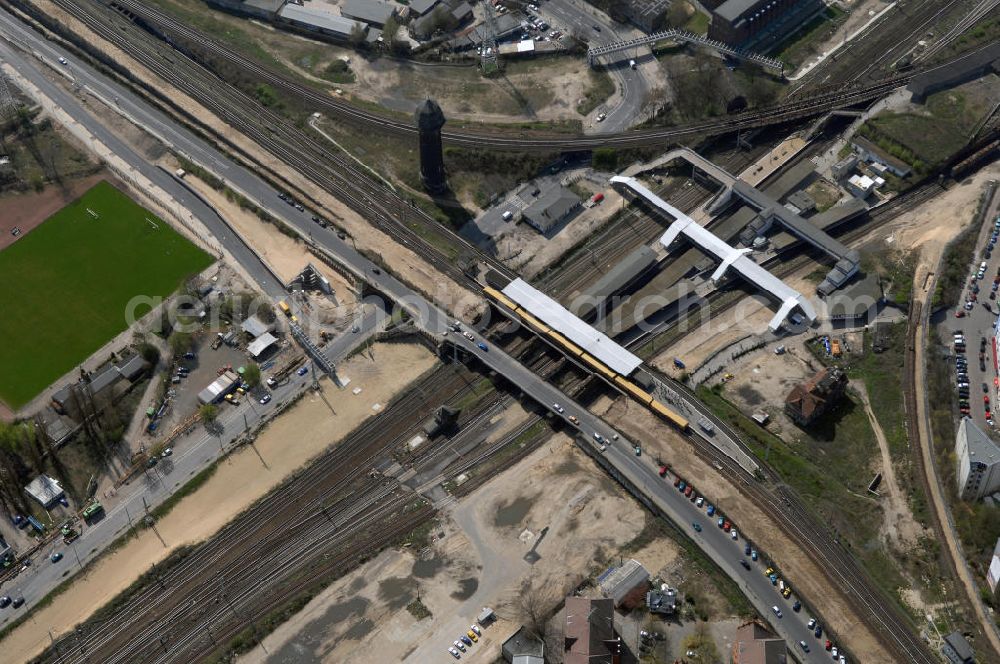 Berlin from the bird's eye view: Blick auf den Umbau des S-Bahnhof Ostkreuz in der deutschen Hauptstadt Berlin. Schon zu Beginn des 20. Jahrhunderts gab es bereits Umbau-Pläne, auch 1937 und zu DDR-Zeiten, um den mit Treppen und Winkeln versehenen Bahnhof besser nutzbar zu machen. Letztlich scheute man die Komplexität und hohe Kosten und der Bahnhof blieb ohne wesentliche Veränderungen. Nun trägt er den Spitznamen Rostkreuz. Er steht teilweise unter Denkmalschutz, sodass für die vorgesehene Sanierung des Bahnhofskomplexes Kompromisse zum Erhalt der historischen Bausubstanz eingegangen werden müssen. Der Umbau kommt dennoch einem Neubau gleich, der aber bei laufendem Zugbetrieb durchgeführt werden soll und daher bis zu zehn Jahre in Anspruch nehmen wird. Zur Erweiterung des Bahnhofs ist die Errichtung einer 132 Meter langen, 79 Meter breiten und 15 Meter hohen Bahnhofshalle neben der Ringbahn vorgesehen, in der auch Züge der Regionalbahn halten sollen. Unter an derem werden dabei zehn Aufzüge und 17 Fahrtreppen errichtet.