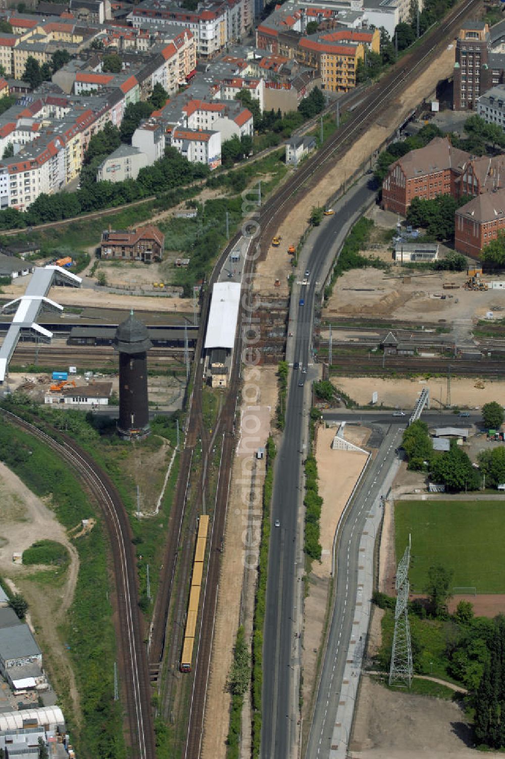 Aerial photograph Berlin - Blick auf den Umbau des S-Bahnhof Ostkreuz in der deutschen Hauptstadt Berlin. Schon zu Beginn des 20. Jahrhunderts gab es bereits Umbau-Pläne, auch 1937 und zu DDR-Zeiten, um den mit Treppen und Winkeln versehenen Bahnhof besser nutzbar zu machen. Letztlich scheute man die Komplexität und hohe Kosten und der Bahnhof blieb ohne wesentliche Veränderungen. Nun trägt er den Spitznamen Rostkreuz. Er steht teilweise unter Denkmalschutz, sodass für die vorgesehene Sanierung des Bahnhofskomplexes Kompromisse zum Erhalt der historischen Bausubstanz eingegangen werden müssen. Der Umbau kommt dennoch einem Neubau gleich, der aber bei laufendem Zugbetrieb durchgeführt werden soll und daher bis zu zehn Jahre in Anspruch nehmen wird. Zur Erweiterung des Bahnhofs ist die Errichtung einer 132 Meter langen, 79 Meter breiten und 15 Meter hohen Bahnhofshalle neben der Ringbahn vorgesehen, in der auch Züge der Regionalbahn halten sollen. Unter an derem werden dabei zehn Aufzüge und 17 Fahrtreppen errichtet.