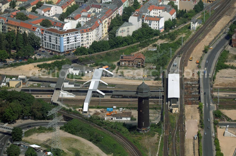 Berlin from above - Blick auf den Umbau des S-Bahnhof Ostkreuz in der deutschen Hauptstadt Berlin. Schon zu Beginn des 20. Jahrhunderts gab es bereits Umbau-Pläne, auch 1937 und zu DDR-Zeiten, um den mit Treppen und Winkeln versehenen Bahnhof besser nutzbar zu machen. Letztlich scheute man die Komplexität und hohe Kosten und der Bahnhof blieb ohne wesentliche Veränderungen. Nun trägt er den Spitznamen Rostkreuz. Er steht teilweise unter Denkmalschutz, sodass für die vorgesehene Sanierung des Bahnhofskomplexes Kompromisse zum Erhalt der historischen Bausubstanz eingegangen werden müssen. Der Umbau kommt dennoch einem Neubau gleich, der aber bei laufendem Zugbetrieb durchgeführt werden soll und daher bis zu zehn Jahre in Anspruch nehmen wird. Zur Erweiterung des Bahnhofs ist die Errichtung einer 132 Meter langen, 79 Meter breiten und 15 Meter hohen Bahnhofshalle neben der Ringbahn vorgesehen, in der auch Züge der Regionalbahn halten sollen. Unter an derem werden dabei zehn Aufzüge und 17 Fahrtreppen errichtet.