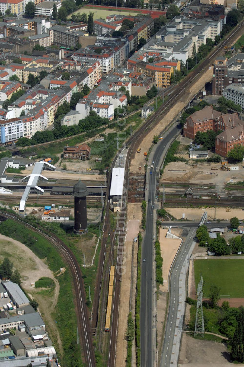 Berlin from the bird's eye view: Blick auf den Umbau des S-Bahnhof Ostkreuz in der deutschen Hauptstadt Berlin. Schon zu Beginn des 20. Jahrhunderts gab es bereits Umbau-Pläne, auch 1937 und zu DDR-Zeiten, um den mit Treppen und Winkeln versehenen Bahnhof besser nutzbar zu machen. Letztlich scheute man die Komplexität und hohe Kosten und der Bahnhof blieb ohne wesentliche Veränderungen. Nun trägt er den Spitznamen Rostkreuz. Er steht teilweise unter Denkmalschutz, sodass für die vorgesehene Sanierung des Bahnhofskomplexes Kompromisse zum Erhalt der historischen Bausubstanz eingegangen werden müssen. Der Umbau kommt dennoch einem Neubau gleich, der aber bei laufendem Zugbetrieb durchgeführt werden soll und daher bis zu zehn Jahre in Anspruch nehmen wird. Zur Erweiterung des Bahnhofs ist die Errichtung einer 132 Meter langen, 79 Meter breiten und 15 Meter hohen Bahnhofshalle neben der Ringbahn vorgesehen, in der auch Züge der Regionalbahn halten sollen. Unter an derem werden dabei zehn Aufzüge und 17 Fahrtreppen errichtet.