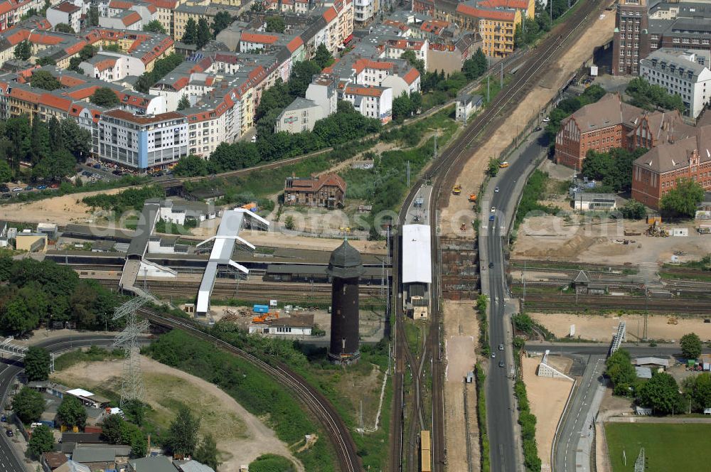 Aerial image Berlin - Blick auf den Umbau des S-Bahnhof Ostkreuz in der deutschen Hauptstadt Berlin. Schon zu Beginn des 20. Jahrhunderts gab es bereits Umbau-Pläne, auch 1937 und zu DDR-Zeiten, um den mit Treppen und Winkeln versehenen Bahnhof besser nutzbar zu machen. Letztlich scheute man die Komplexität und hohe Kosten und der Bahnhof blieb ohne wesentliche Veränderungen. Nun trägt er den Spitznamen Rostkreuz. Er steht teilweise unter Denkmalschutz, sodass für die vorgesehene Sanierung des Bahnhofskomplexes Kompromisse zum Erhalt der historischen Bausubstanz eingegangen werden müssen. Der Umbau kommt dennoch einem Neubau gleich, der aber bei laufendem Zugbetrieb durchgeführt werden soll und daher bis zu zehn Jahre in Anspruch nehmen wird. Zur Erweiterung des Bahnhofs ist die Errichtung einer 132 Meter langen, 79 Meter breiten und 15 Meter hohen Bahnhofshalle neben der Ringbahn vorgesehen, in der auch Züge der Regionalbahn halten sollen. Unter an derem werden dabei zehn Aufzüge und 17 Fahrtreppen errichtet.