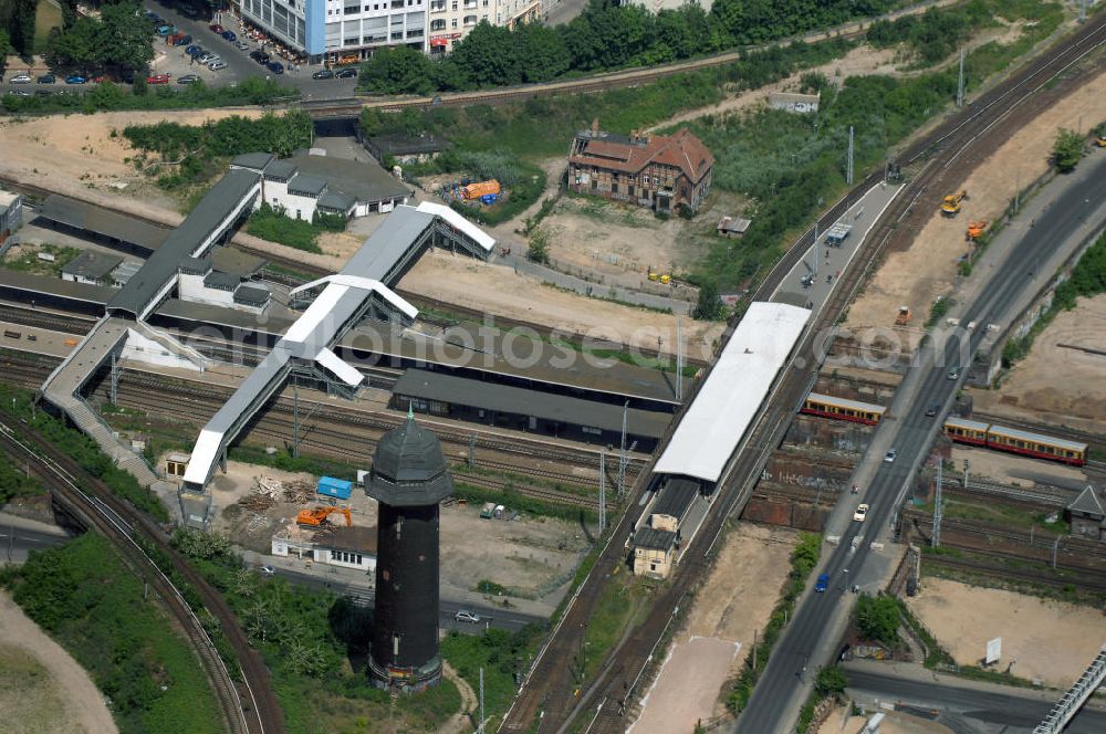 Berlin from above - Blick auf den Umbau des S-Bahnhof Ostkreuz in der deutschen Hauptstadt Berlin. Schon zu Beginn des 20. Jahrhunderts gab es bereits Umbau-Pläne, auch 1937 und zu DDR-Zeiten, um den mit Treppen und Winkeln versehenen Bahnhof besser nutzbar zu machen. Letztlich scheute man die Komplexität und hohe Kosten und der Bahnhof blieb ohne wesentliche Veränderungen. Nun trägt er den Spitznamen Rostkreuz. Er steht teilweise unter Denkmalschutz, sodass für die vorgesehene Sanierung des Bahnhofskomplexes Kompromisse zum Erhalt der historischen Bausubstanz eingegangen werden müssen. Der Umbau kommt dennoch einem Neubau gleich, der aber bei laufendem Zugbetrieb durchgeführt werden soll und daher bis zu zehn Jahre in Anspruch nehmen wird. Zur Erweiterung des Bahnhofs ist die Errichtung einer 132 Meter langen, 79 Meter breiten und 15 Meter hohen Bahnhofshalle neben der Ringbahn vorgesehen, in der auch Züge der Regionalbahn halten sollen. Unter an derem werden dabei zehn Aufzüge und 17 Fahrtreppen errichtet.