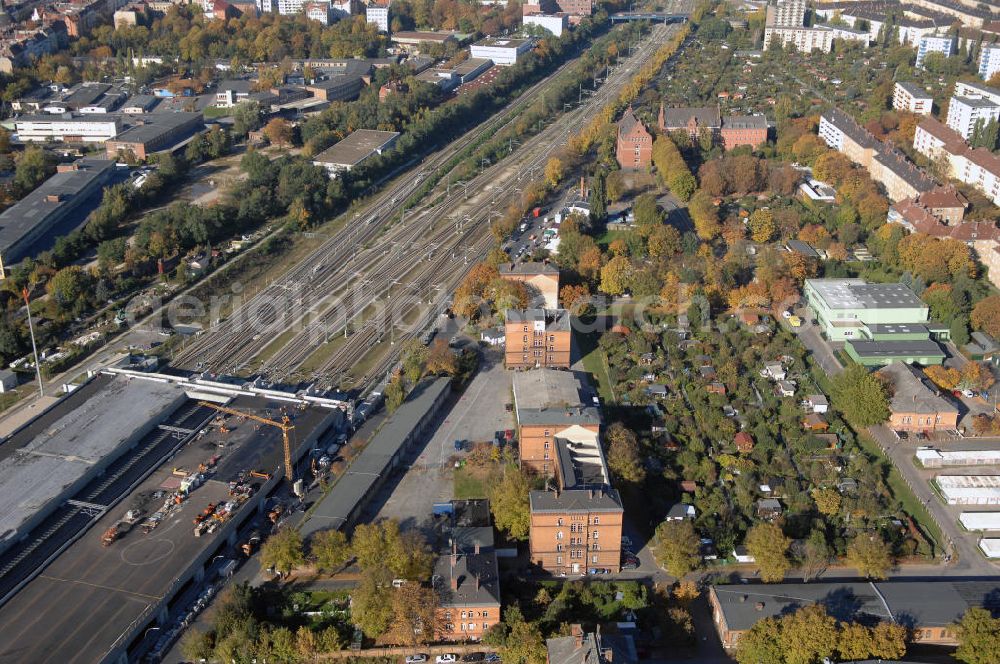 Aerial image Berlin - Blick auf die Baustelle am Bahnhof Südkreuz. Der Bahnhof Berlin Südkreuz ist ein Fern-, Regional- und S-Bahnhof und liegt im Berliner Bezirk Tempelhof-Schöneberg. 1898 wurde er als Bahnhof Berlin Papestraße eröffnet. Mit dem vollständigen Neubau wurde Ende der 1990er Jahre begonnen, allerdings wurde dieser erst am 28. Mai 2006 endgültig in Betrieb genommen und dabei in Bahnhof Berlin Südkreuz umbenannt. Kontakt: Deutsche Bahn AG, Gabriele Schlott, Sprecherin Personenbahnhöfe, Köthener Str. 2, 10963 Berlin, Tel. 030 297-68140, Fax 030 297-68148, E-Mail: gabriele.schlott@bahn.de,