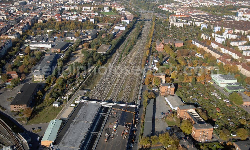 Aerial photograph Berlin - Blick auf die Baustelle am Bahnhof Südkreuz. Der Bahnhof Berlin Südkreuz ist ein Fern-, Regional- und S-Bahnhof und liegt im Berliner Bezirk Tempelhof-Schöneberg. 1898 wurde er als Bahnhof Berlin Papestraße eröffnet. Mit dem vollständigen Neubau wurde Ende der 1990er Jahre begonnen, allerdings wurde dieser erst am 28. Mai 2006 endgültig in Betrieb genommen und dabei in Bahnhof Berlin Südkreuz umbenannt. Kontakt: Deutsche Bahn AG, Gabriele Schlott, Sprecherin Personenbahnhöfe, Köthener Str. 2, 10963 Berlin, Tel. 030 297-68140, Fax 030 297-68148, E-Mail: gabriele.schlott@bahn.de,