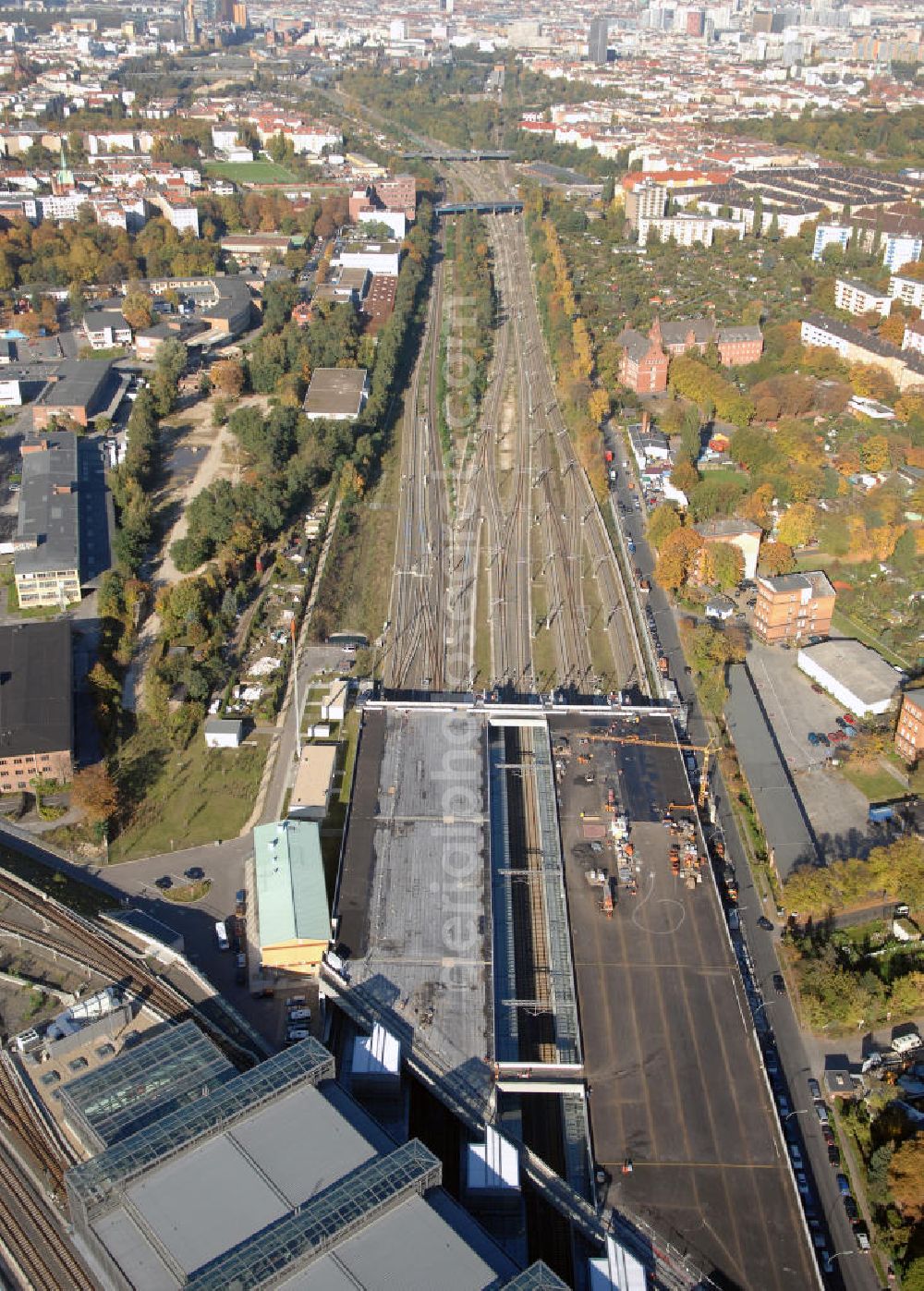 Berlin from above - Blick auf die Baustelle am Bahnhof Südkreuz. Der Bahnhof Berlin Südkreuz ist ein Fern-, Regional- und S-Bahnhof und liegt im Berliner Bezirk Tempelhof-Schöneberg. 1898 wurde er als Bahnhof Berlin Papestraße eröffnet. Mit dem vollständigen Neubau wurde Ende der 1990er Jahre begonnen, allerdings wurde dieser erst am 28. Mai 2006 endgültig in Betrieb genommen und dabei in Bahnhof Berlin Südkreuz umbenannt. Kontakt: Deutsche Bahn AG, Gabriele Schlott, Sprecherin Personenbahnhöfe, Köthener Str. 2, 10963 Berlin, Tel. 030 297-68140, Fax 030 297-68148, E-Mail: gabriele.schlott@bahn.de,