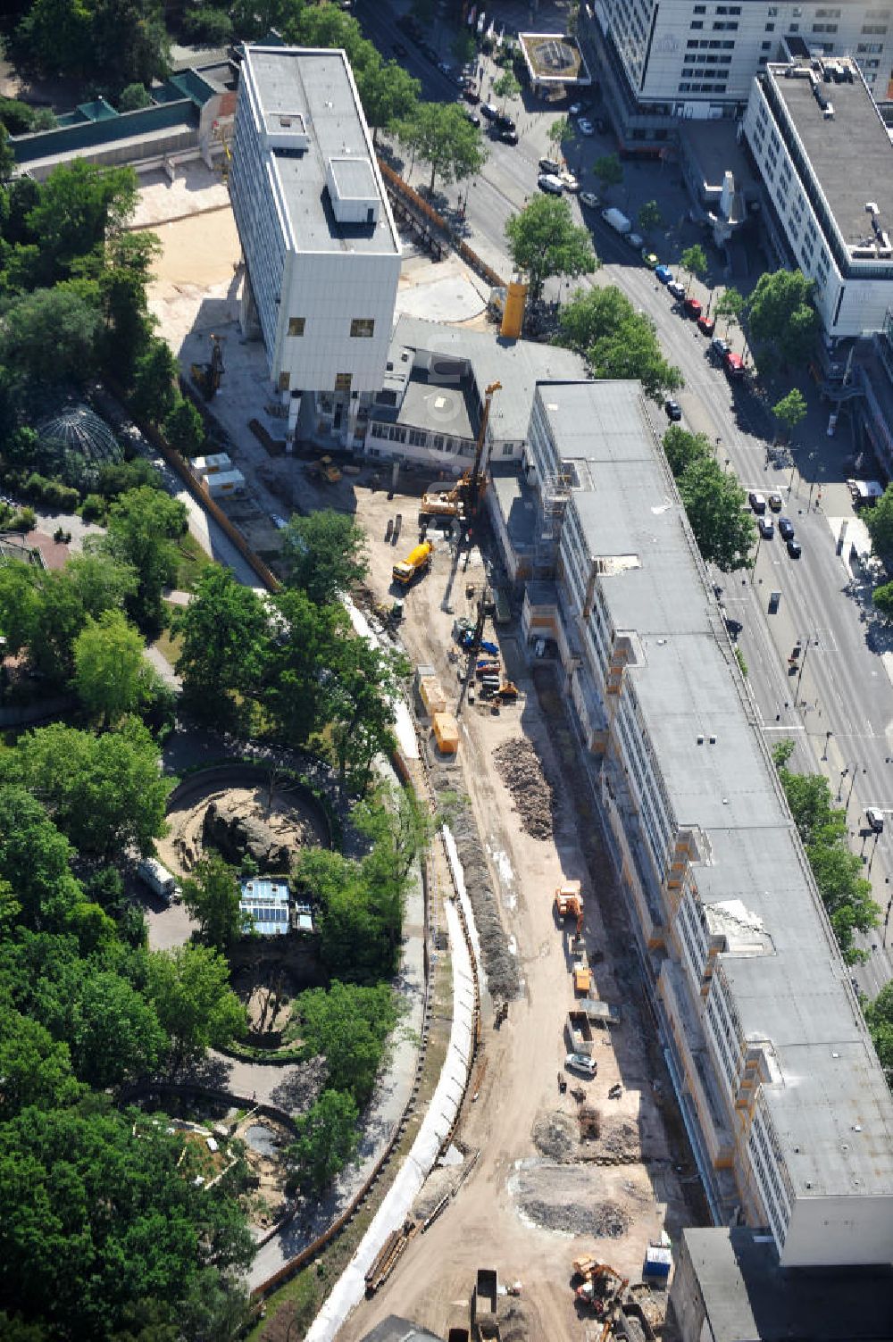 Aerial photograph Berlin - Blick auf die Umbau- und Erweiterungs- Baustelle des Bauensemble Zoobogen in Berlin Charlottenburg. Bestandteile sind das Bikini-Haus , das Hutmacher Haus/DOB-Hochhaus (Eckhochhaus am Hardenbergplatz), der Zoo-Palast, einem Parkhaus und der Blauen Kugel. Bauherr ist die Zoobogen GmbH & Co. KG, Investor die Bayerische Immobilien Gewerbe GmbH. View the renovation and expansion construction site of the architectural ensemble Zoobogen in Berlin.