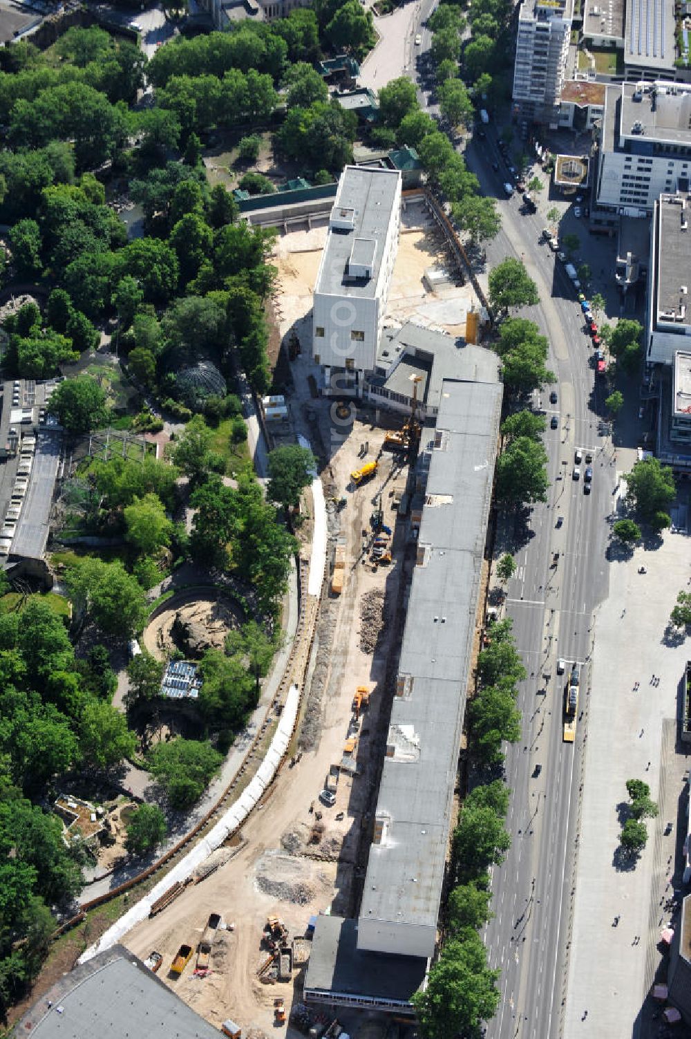 Berlin from above - Blick auf die Umbau- und Erweiterungs- Baustelle des Bauensemble Zoobogen in Berlin Charlottenburg. Bestandteile sind das Bikini-Haus , das Hutmacher Haus/DOB-Hochhaus (Eckhochhaus am Hardenbergplatz), der Zoo-Palast, einem Parkhaus und der Blauen Kugel. Bauherr ist die Zoobogen GmbH & Co. KG, Investor die Bayerische Immobilien Gewerbe GmbH. View the renovation and expansion construction site of the architectural ensemble Zoobogen in Berlin.