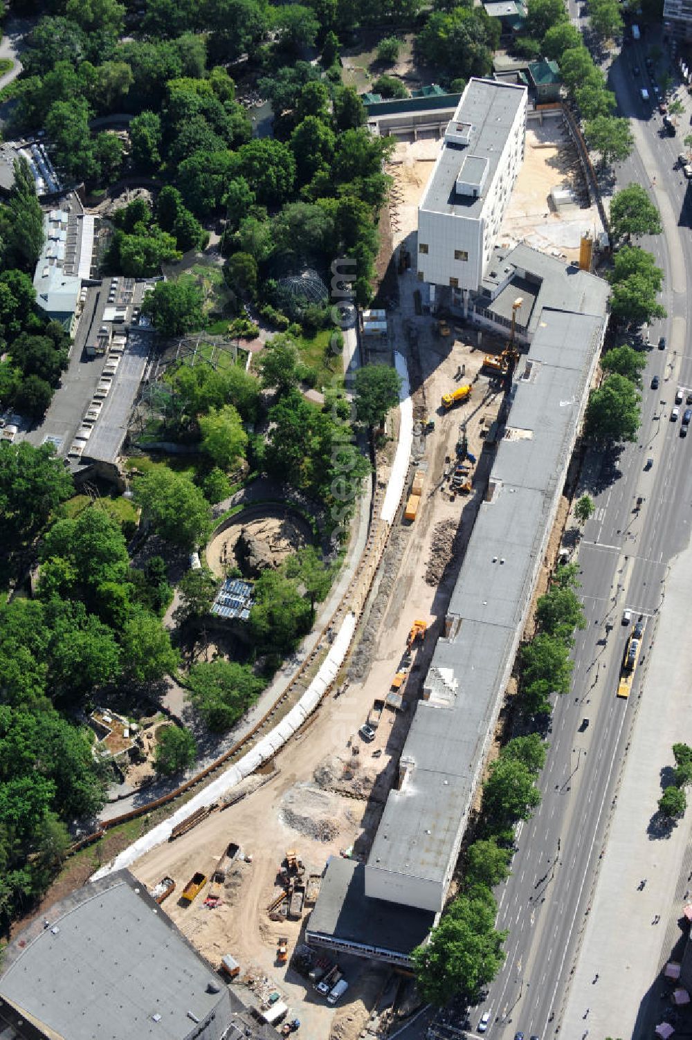 Berlin from the bird's eye view: Blick auf die Umbau- und Erweiterungs- Baustelle des Bauensemble Zoobogen in Berlin Charlottenburg. Bestandteile sind das Bikini-Haus , das Hutmacher Haus/DOB-Hochhaus (Eckhochhaus am Hardenbergplatz), der Zoo-Palast, einem Parkhaus und der Blauen Kugel. Bauherr ist die Zoobogen GmbH & Co. KG, Investor die Bayerische Immobilien Gewerbe GmbH. View the renovation and expansion construction site of the architectural ensemble Zoobogen in Berlin.