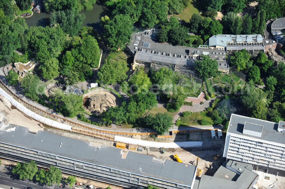 Aerial image Berlin - Blick auf die Umbau- und Erweiterungs- Baustelle des Bauensemble Zoobogen in Berlin Charlottenburg. Bestandteile sind das Bikini-Haus , das Hutmacher Haus/DOB-Hochhaus (Eckhochhaus am Hardenbergplatz), der Zoo-Palast, einem Parkhaus und der Blauen Kugel. Bauherr ist die Zoobogen GmbH & Co. KG, Investor die Bayerische Immobilien Gewerbe GmbH. View the renovation and expansion construction site of the architectural ensemble Zoobogen in Berlin.