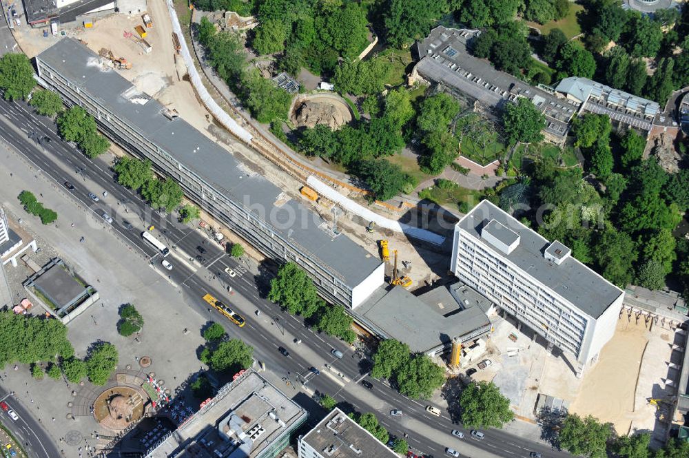 Aerial photograph Berlin - Blick auf die Umbau- und Erweiterungs- Baustelle des Bauensemble Zoobogen in Berlin Charlottenburg. Bestandteile sind das Bikini-Haus , das Hutmacher Haus/DOB-Hochhaus (Eckhochhaus am Hardenbergplatz), der Zoo-Palast, einem Parkhaus und der Blauen Kugel. Bauherr ist die Zoobogen GmbH & Co. KG, Investor die Bayerische Immobilien Gewerbe GmbH. View the renovation and expansion construction site of the architectural ensemble Zoobogen in Berlin.