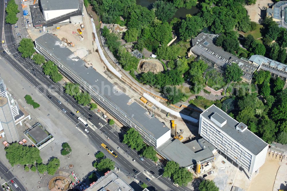 Berlin from above - Blick auf die Umbau- und Erweiterungs- Baustelle des Bauensemble Zoobogen in Berlin Charlottenburg. Bestandteile sind das Bikini-Haus , das Hutmacher Haus/DOB-Hochhaus (Eckhochhaus am Hardenbergplatz), der Zoo-Palast, einem Parkhaus und der Blauen Kugel. Bauherr ist die Zoobogen GmbH & Co. KG, Investor die Bayerische Immobilien Gewerbe GmbH. View the renovation and expansion construction site of the architectural ensemble Zoobogen in Berlin.