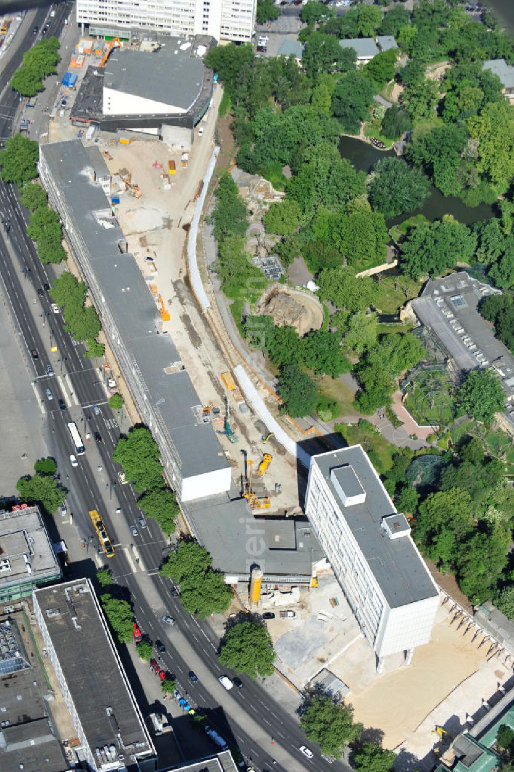 Berlin from the bird's eye view: Blick auf die Umbau- und Erweiterungs- Baustelle des Bauensemble Zoobogen in Berlin Charlottenburg. Bestandteile sind das Bikini-Haus , das Hutmacher Haus/DOB-Hochhaus (Eckhochhaus am Hardenbergplatz), der Zoo-Palast, einem Parkhaus und der Blauen Kugel. Bauherr ist die Zoobogen GmbH & Co. KG, Investor die Bayerische Immobilien Gewerbe GmbH. View the renovation and expansion construction site of the architectural ensemble Zoobogen in Berlin.