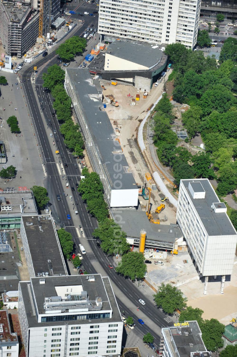 Aerial image Berlin - Blick auf die Umbau- und Erweiterungs- Baustelle des Bauensemble Zoobogen in Berlin Charlottenburg. Bestandteile sind das Bikini-Haus , das Hutmacher Haus/DOB-Hochhaus (Eckhochhaus am Hardenbergplatz), der Zoo-Palast, einem Parkhaus und der Blauen Kugel. Bauherr ist die Zoobogen GmbH & Co. KG, Investor die Bayerische Immobilien Gewerbe GmbH. View the renovation and expansion construction site of the architectural ensemble Zoobogen in Berlin.