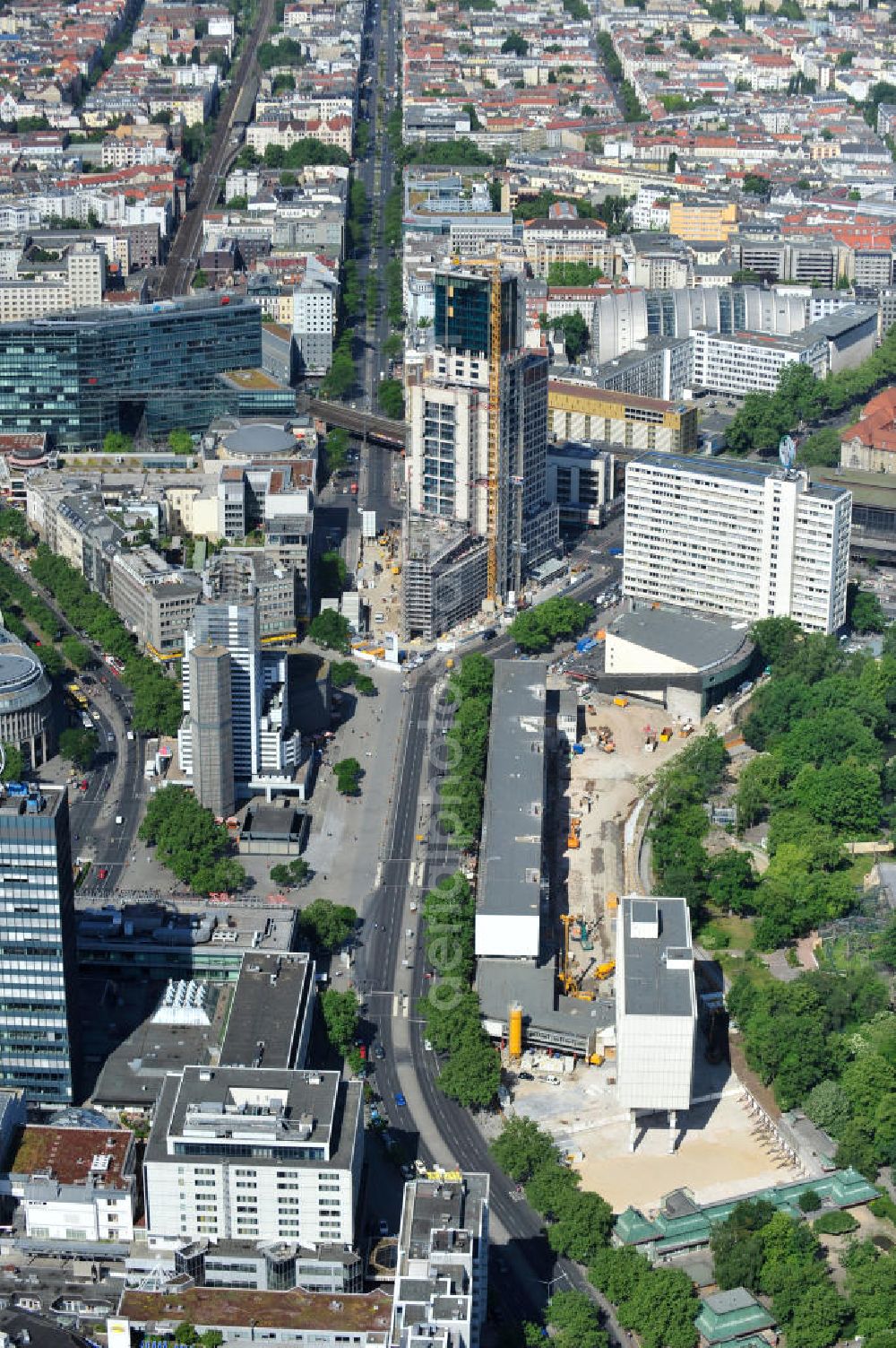 Aerial photograph Berlin - Blick auf die Umbau- und Erweiterungs- Baustelle des Bauensemble Zoobogen in Berlin Charlottenburg. Bestandteile sind das Bikini-Haus , das Hutmacher Haus/DOB-Hochhaus (Eckhochhaus am Hardenbergplatz), der Zoo-Palast, einem Parkhaus und der Blauen Kugel. Bauherr ist die Zoobogen GmbH & Co. KG, Investor die Bayerische Immobilien Gewerbe GmbH. View the renovation and expansion construction site of the architectural ensemble Zoobogen in Berlin.