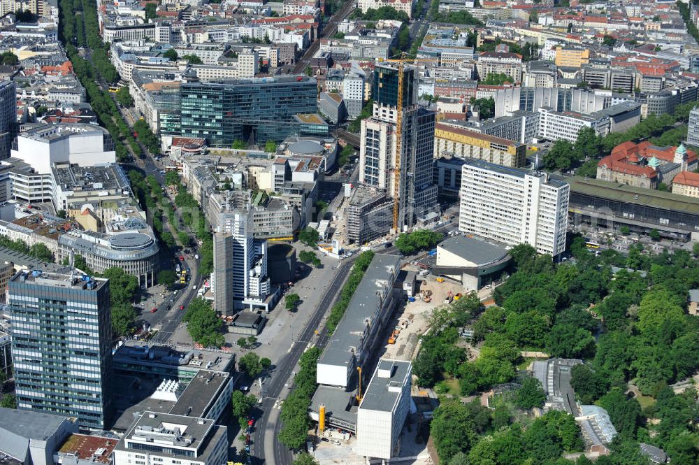 Berlin from the bird's eye view: Cityscape of downtown West at the Bahnhof Zoo with the square Breitscheidplatz, the Kaiser Wilhelm Memorial Church, the construction side of the Zoofenster high-rise at the square Hardenbergplatz and the architectural ensemble Zoobogen