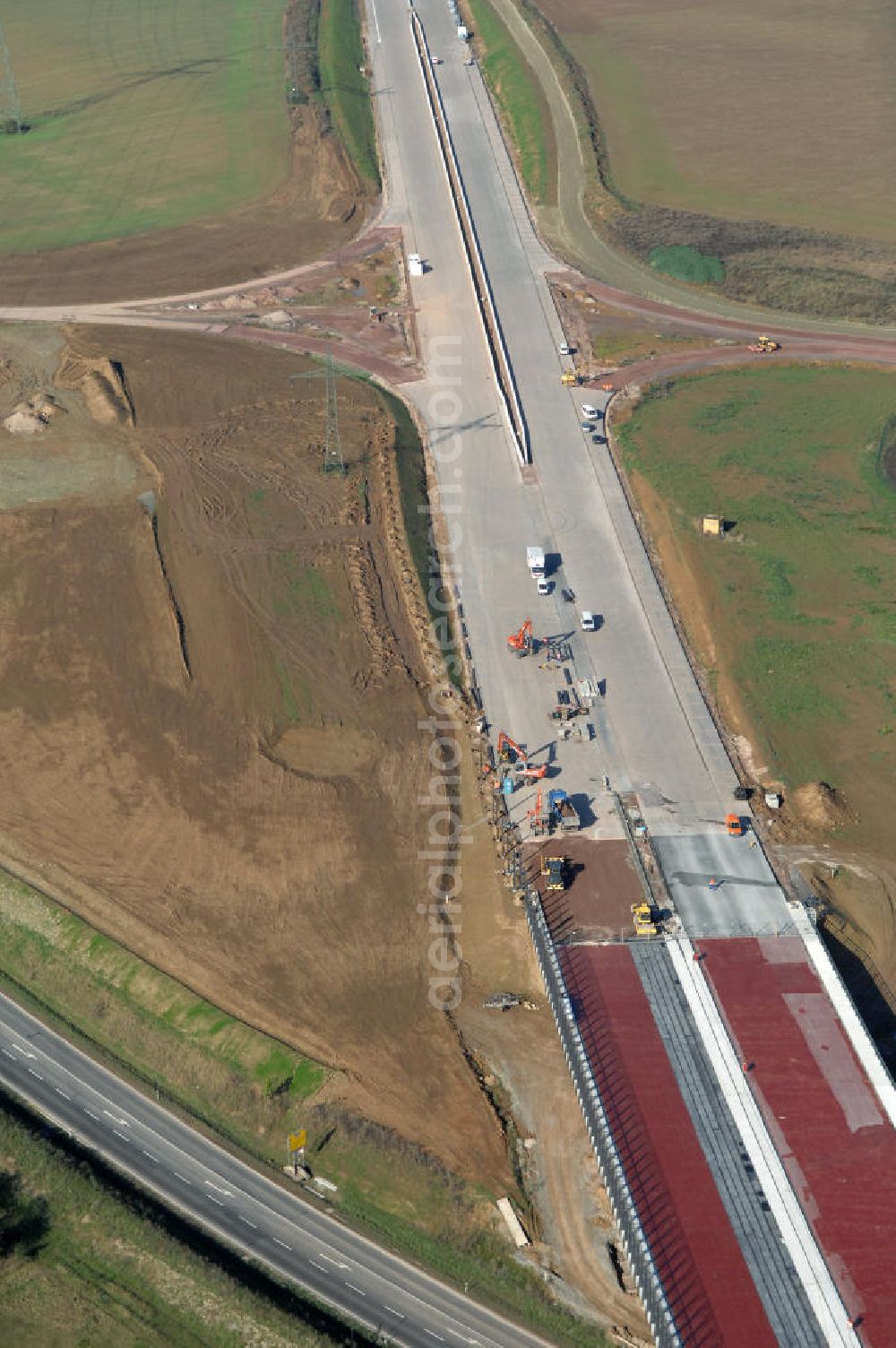 Großenlupnitz from above - Blick auf die Baustelle der neuen Böbertalbrücke mit einer Länge von 370 m und der Ausfahrt / Anschlussstelle Eisenach-Ost. Die Brücke ist Teil des Projekt Nordverlegung / Umfahrung Hörselberge der Autobahn E40 / A4 in Thüringen bei Eisenach. Durchgeführt werden die im Zuge dieses Projektes notwendigen Arbeiten unter an derem von den Mitarbeitern der Niederlassung Weimar der EUROVIA Verkehrsbau Union sowie der Niederlassungen Abbruch und Erdbau, Betonstraßenbau, Ingenieurbau und TECO Schallschutz der EUROVIA Beton sowie der DEGES.