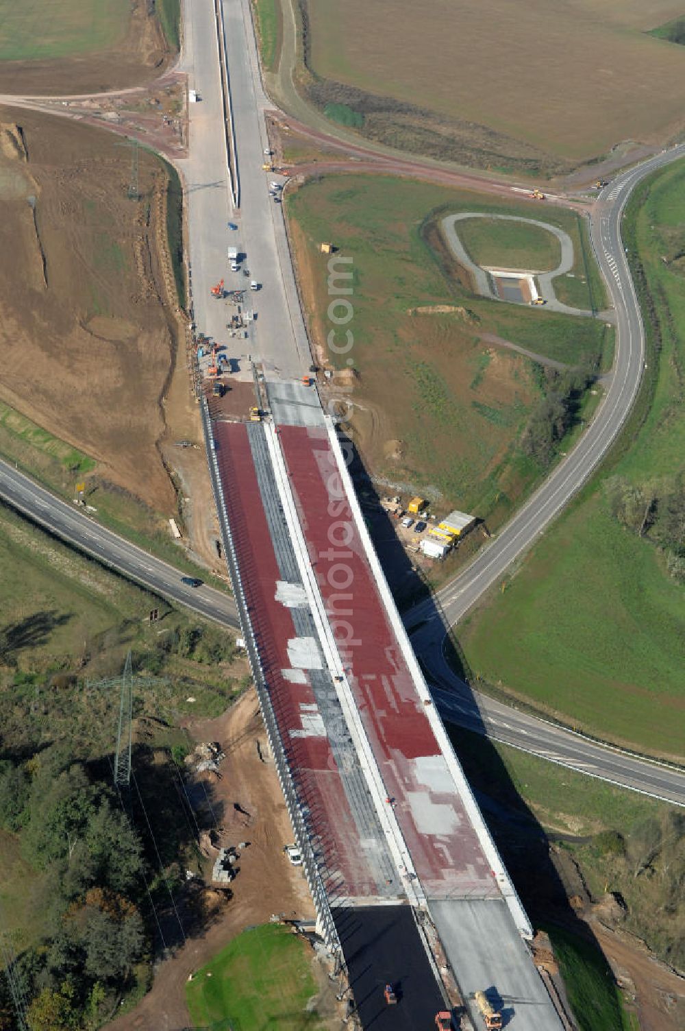 Großenlupnitz from above - Blick auf die Baustelle der neuen Böbertalbrücke mit einer Länge von 370 m und der Ausfahrt / Anschlussstelle Eisenach-Ost. Die Brücke ist Teil des Projekt Nordverlegung / Umfahrung Hörselberge der Autobahn E40 / A4 in Thüringen bei Eisenach. Durchgeführt werden die im Zuge dieses Projektes notwendigen Arbeiten unter an derem von den Mitarbeitern der Niederlassung Weimar der EUROVIA Verkehrsbau Union sowie der Niederlassungen Abbruch und Erdbau, Betonstraßenbau, Ingenieurbau und TECO Schallschutz der EUROVIA Beton sowie der DEGES.