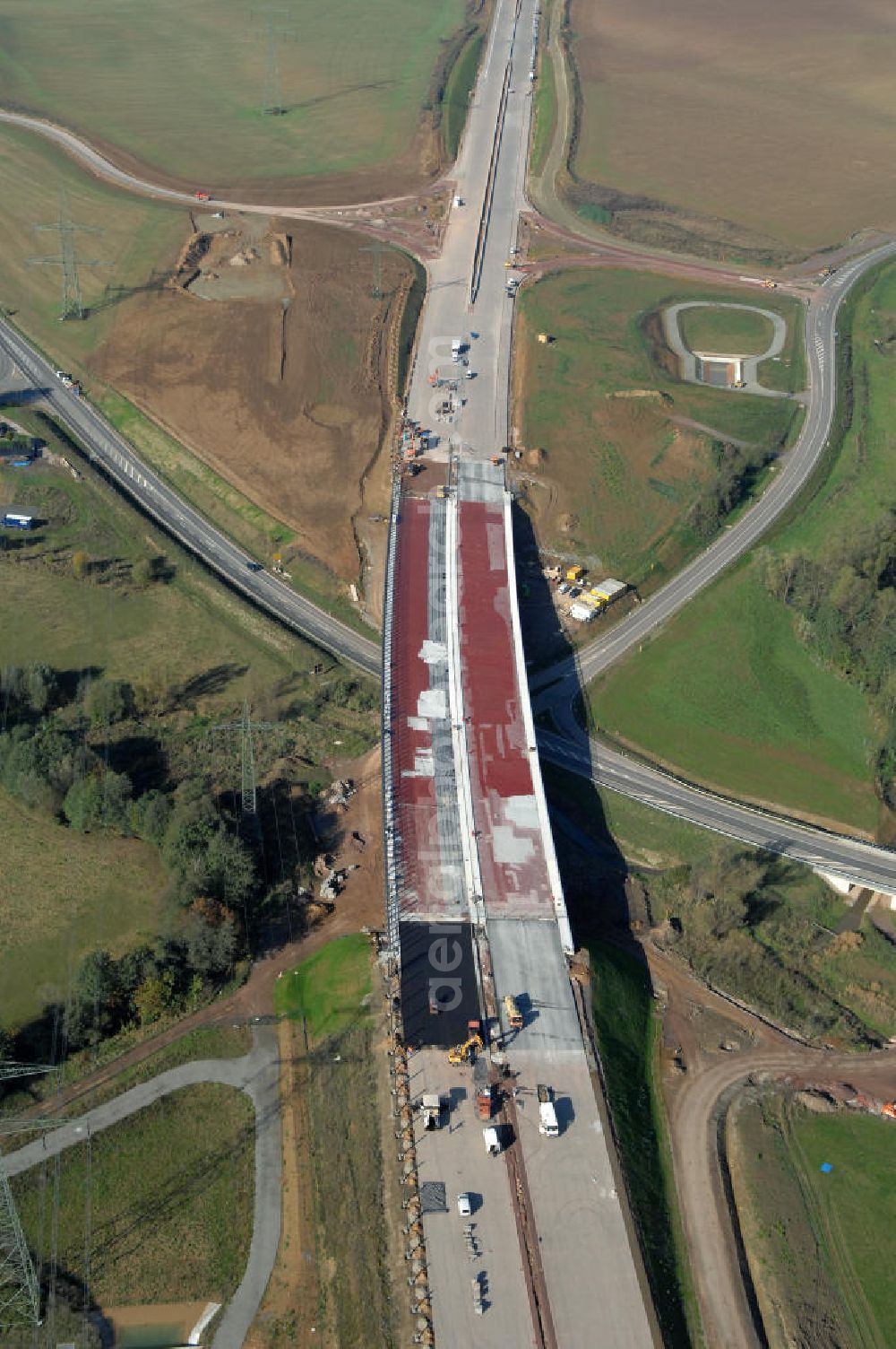 Großenlupnitz from the bird's eye view: Blick auf die Baustelle der neuen Böbertalbrücke mit einer Länge von 370 m und der Ausfahrt / Anschlussstelle Eisenach-Ost. Die Brücke ist Teil des Projekt Nordverlegung / Umfahrung Hörselberge der Autobahn E40 / A4 in Thüringen bei Eisenach. Durchgeführt werden die im Zuge dieses Projektes notwendigen Arbeiten unter an derem von den Mitarbeitern der Niederlassung Weimar der EUROVIA Verkehrsbau Union sowie der Niederlassungen Abbruch und Erdbau, Betonstraßenbau, Ingenieurbau und TECO Schallschutz der EUROVIA Beton sowie der DEGES.