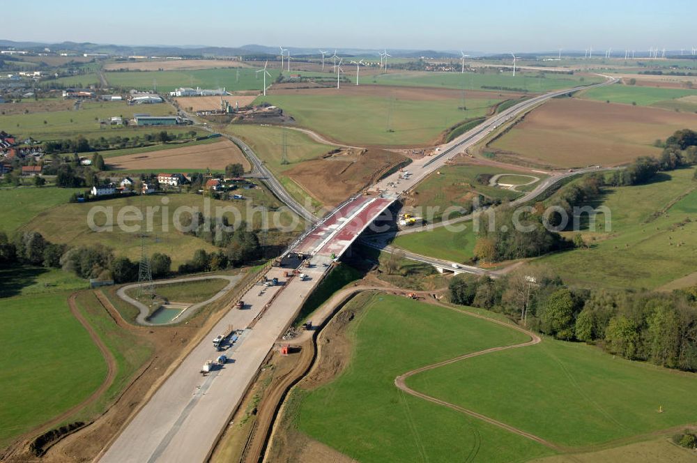 Aerial photograph Großenlupnitz - Blick auf die Baustelle der neuen Böbertalbrücke mit einer Länge von 370 m und der Ausfahrt / Anschlussstelle Eisenach-Ost. Die Brücke ist Teil des Projekt Nordverlegung / Umfahrung Hörselberge der Autobahn E40 / A4 in Thüringen bei Eisenach. Durchgeführt werden die im Zuge dieses Projektes notwendigen Arbeiten unter an derem von den Mitarbeitern der Niederlassung Weimar der EUROVIA Verkehrsbau Union sowie der Niederlassungen Abbruch und Erdbau, Betonstraßenbau, Ingenieurbau und TECO Schallschutz der EUROVIA Beton sowie der DEGES.