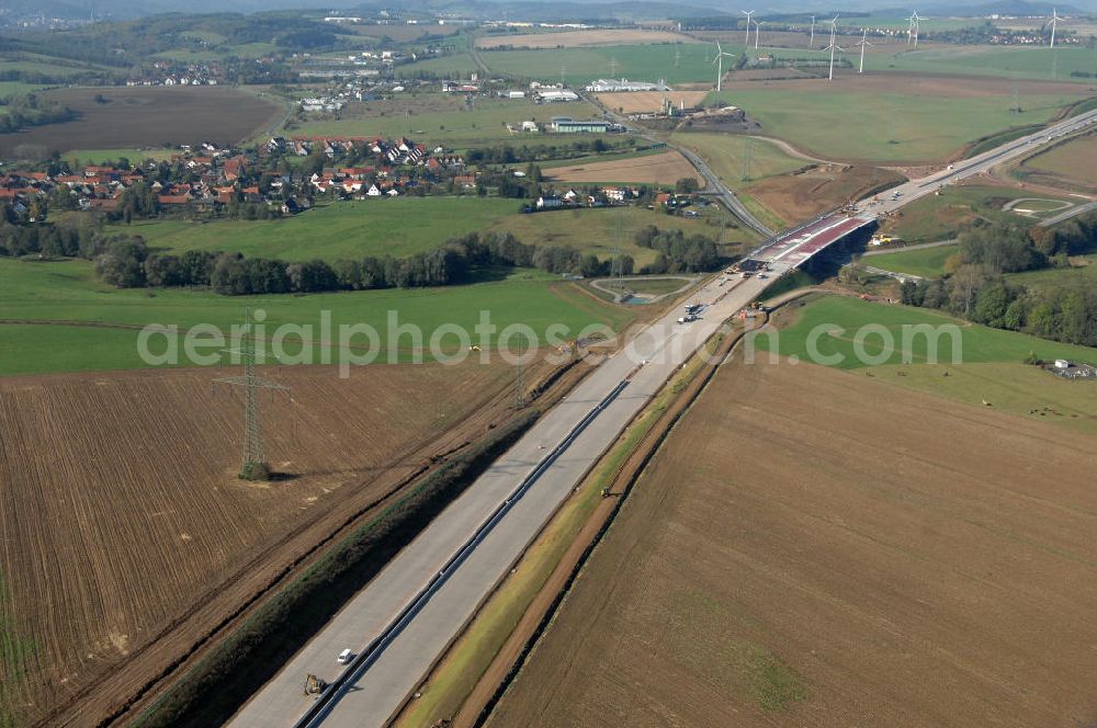 Aerial image Großenlupnitz - Blick auf die Baustelle der neuen Böbertalbrücke mit einer Länge von 370 m. Die Brücke ist Teil des Projekt Nordverlegung / Umfahrung Hörselberge der Autobahn E40 / A4 in Thüringen bei Eisenach. Durchgeführt werden die im Zuge dieses Projektes notwendigen Arbeiten unter an derem von den Mitarbeitern der Niederlassung Weimar der EUROVIA Verkehrsbau Union sowie der Niederlassungen Abbruch und Erdbau, Betonstraßenbau, Ingenieurbau und TECO Schallschutz der EUROVIA Beton sowie der DEGES.