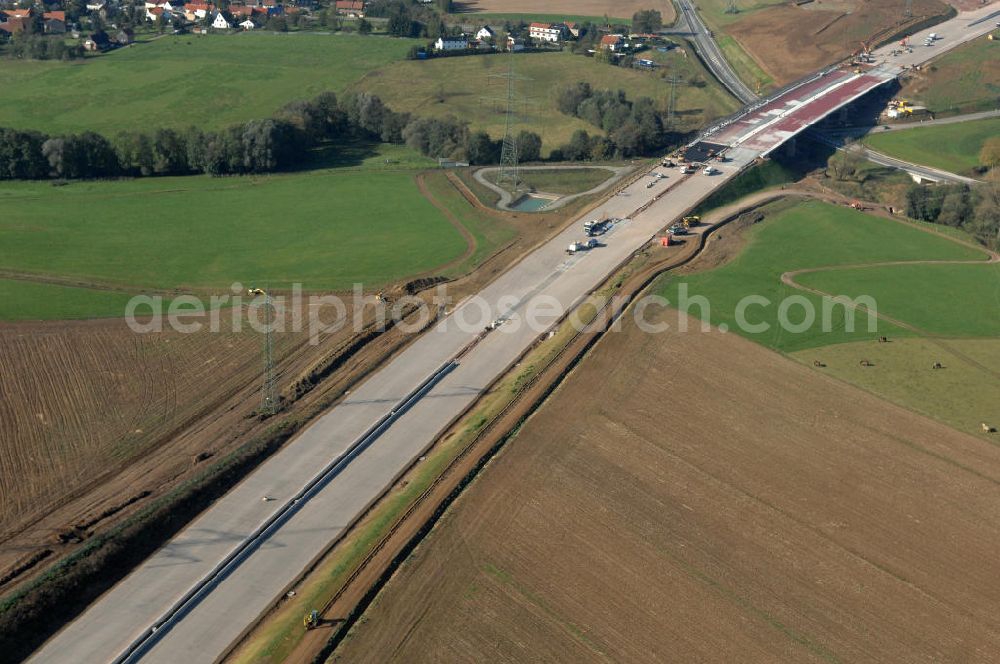 Aerial photograph Großenlupnitz - Blick auf die Baustelle der neuen Böbertalbrücke mit einer Länge von 370 m. Die Brücke ist Teil des Projekt Nordverlegung / Umfahrung Hörselberge der Autobahn E40 / A4 in Thüringen bei Eisenach. Durchgeführt werden die im Zuge dieses Projektes notwendigen Arbeiten unter an derem von den Mitarbeitern der Niederlassung Weimar der EUROVIA Verkehrsbau Union sowie der Niederlassungen Abbruch und Erdbau, Betonstraßenbau, Ingenieurbau und TECO Schallschutz der EUROVIA Beton sowie der DEGES.