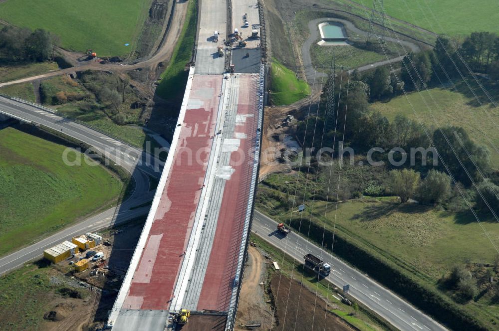 Aerial image Großenlupnitz - Blick auf die Baustelle der neuen Böbertalbrücke mit einer Länge von 370 m. Die Brücke ist Teil des Projekt Nordverlegung / Umfahrung Hörselberge der Autobahn E40 / A4 in Thüringen bei Eisenach. Durchgeführt werden die im Zuge dieses Projektes notwendigen Arbeiten unter an derem von den Mitarbeitern der Niederlassung Weimar der EUROVIA Verkehrsbau Union sowie der Niederlassungen Abbruch und Erdbau, Betonstraßenbau, Ingenieurbau und TECO Schallschutz der EUROVIA Beton sowie der DEGES.